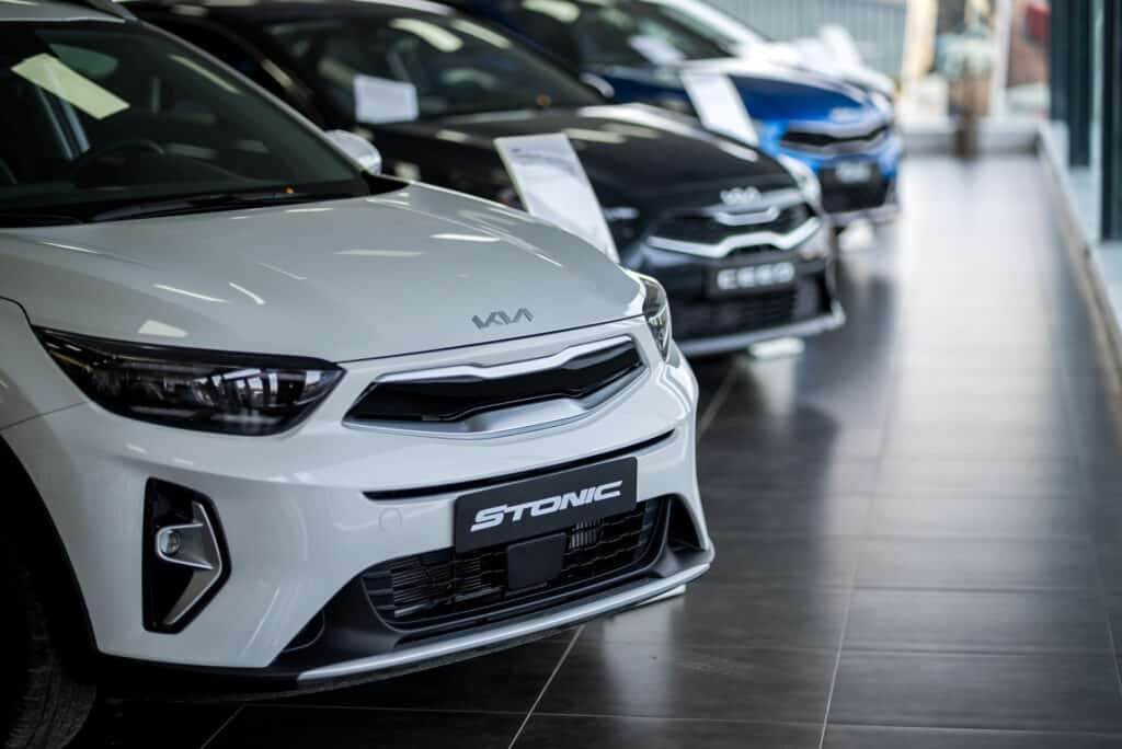 Kia Stonic exposée dans le showroom du garage Incar Motor à Ans.