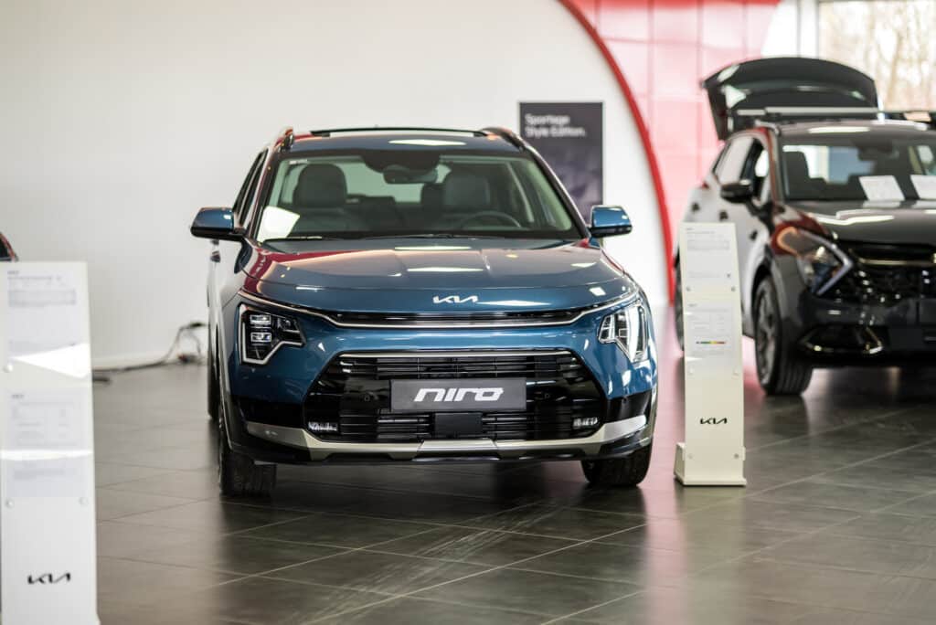 Kia Niro exposée dans le showroom du garage Incar Motor à Ans.