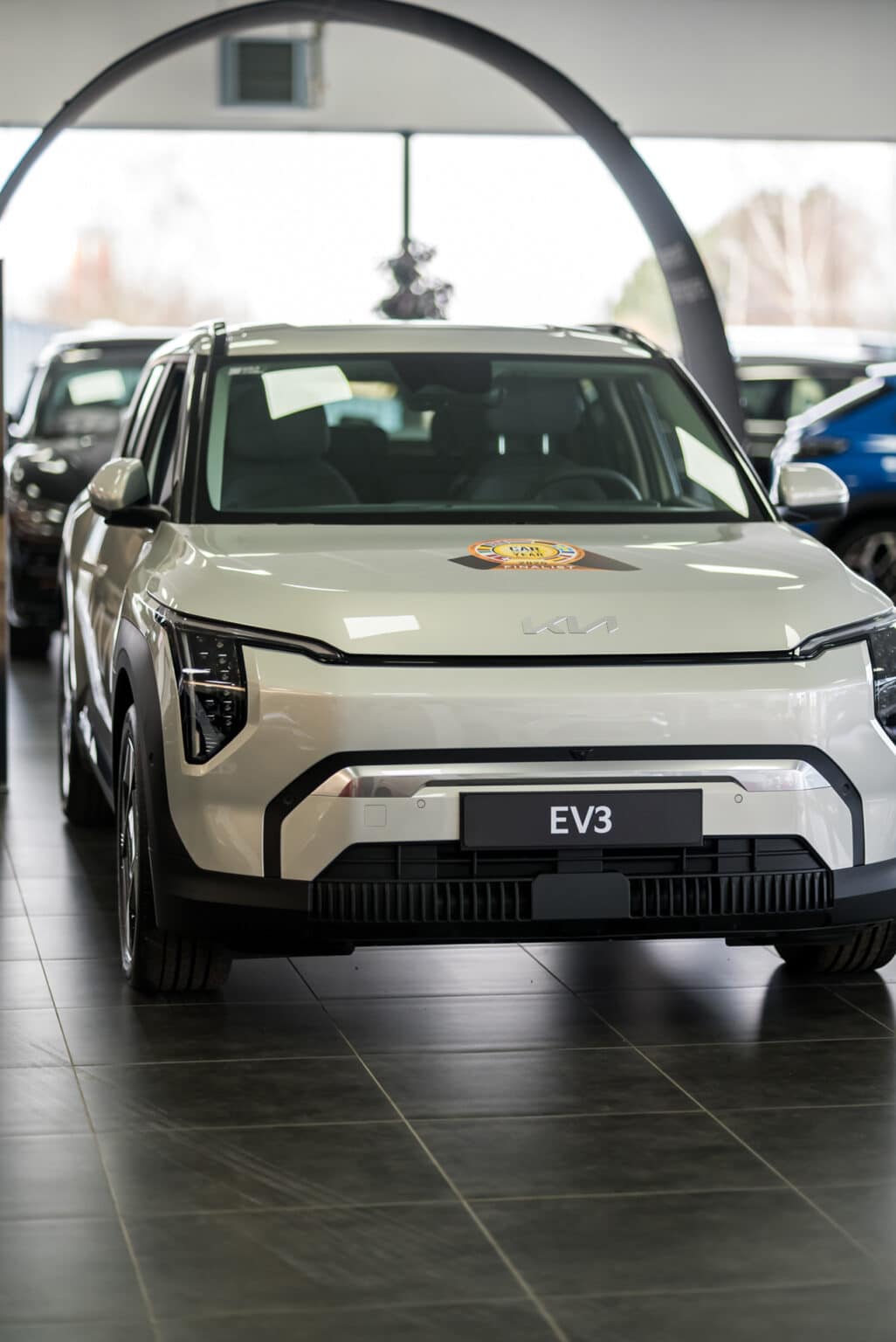 Kia EV3 exposée dans le showroom du garage Incar Motor à Ans.