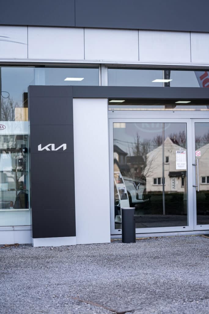 Entrée du garage Incar Motor à Ans, spécialisé dans la vente, l’entretien et la réparation de véhicules Kia et Aixam.