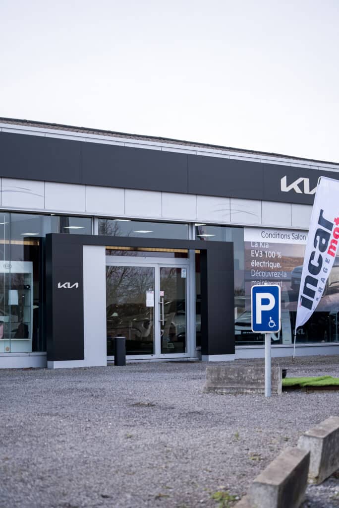 Entrée du garage Incar Motor à Ans, spécialisé dans la vente, l’entretien et la réparation de véhicules Kia et Aixam.