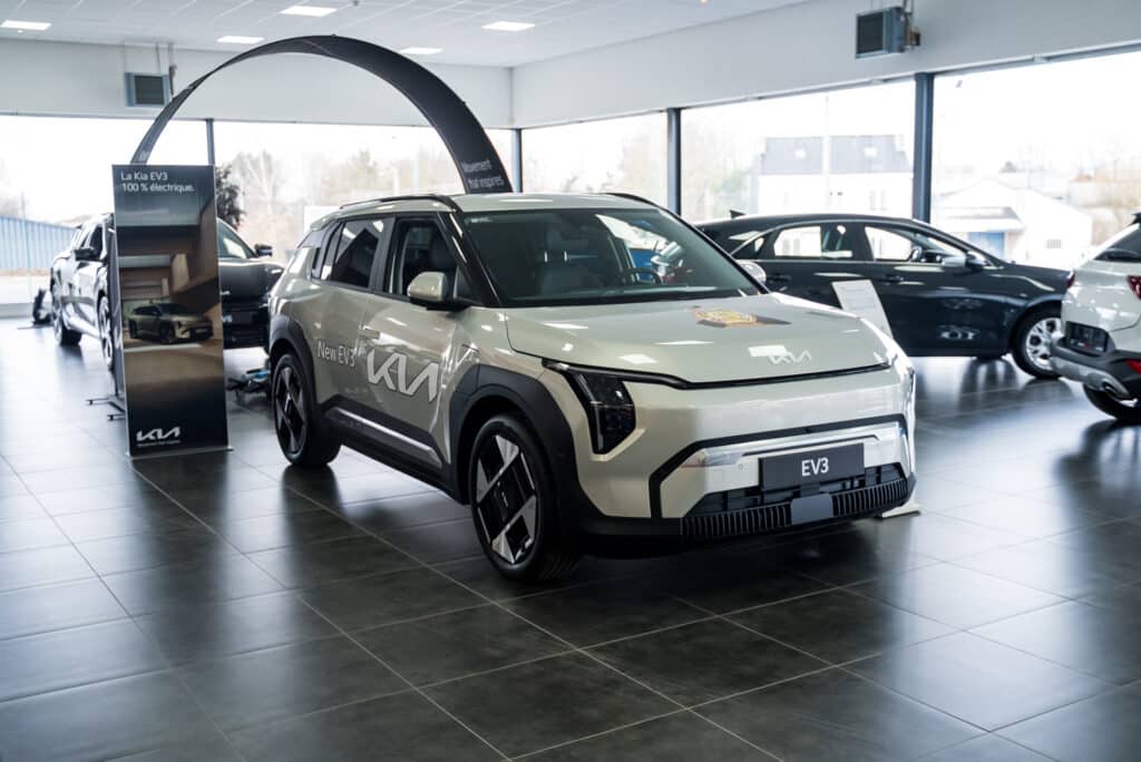 Kia EV3 exposée dans le showroom du garage Incar Motor à Ans.