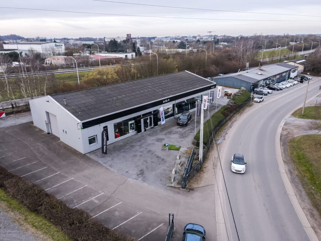 Vue extérieure du garage Incar Motor à Ans, spécialisé dans la vente, l’entretien et la réparation de véhicules Kia et Aixam.