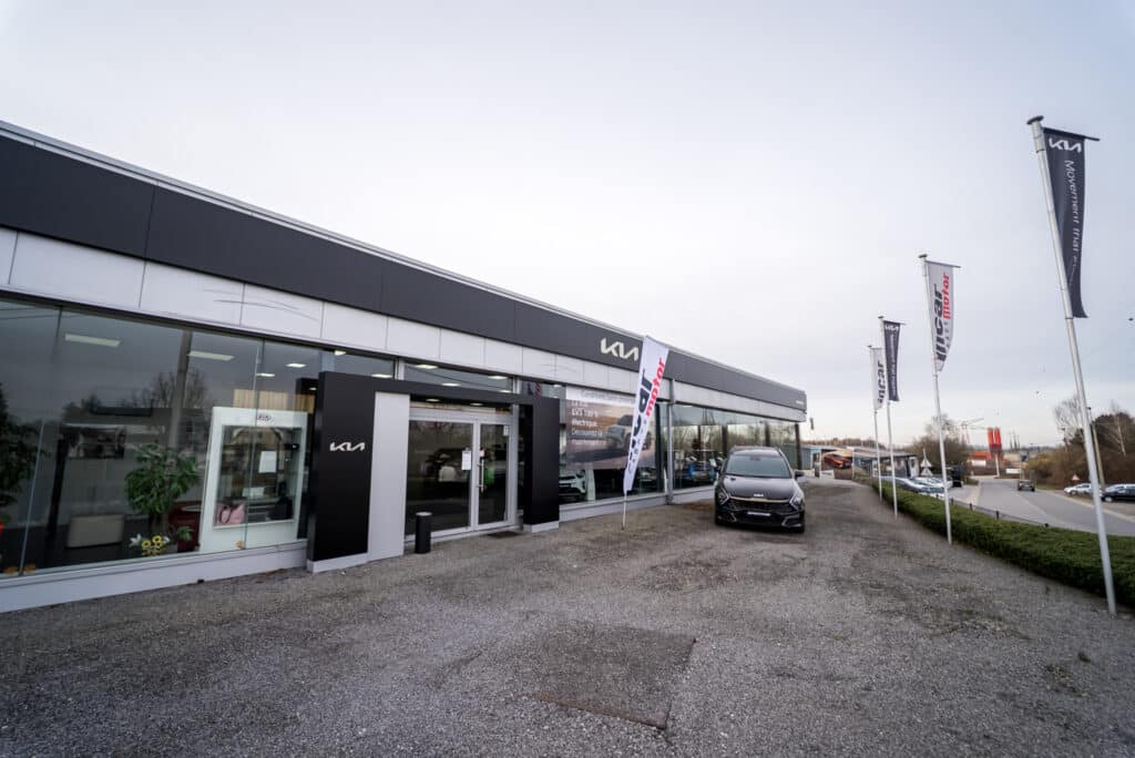 Vue extérieure du garage Incar Motor à Ans, spécialisé dans la vente, l’entretien et la réparation de véhicules Kia et Aixam.