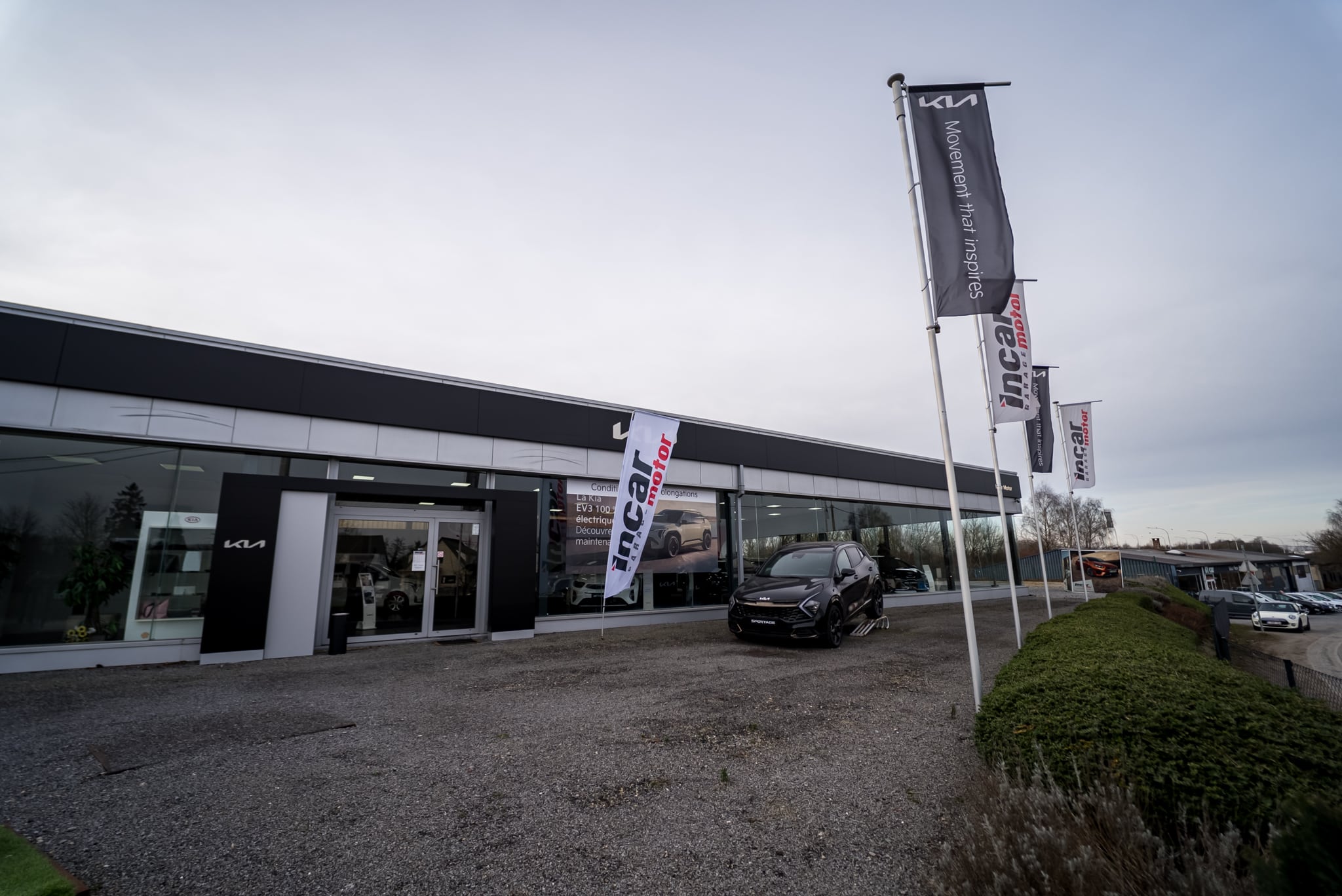 Vue extérieure du garage Incar Motor à Ans, spécialisé dans la vente, l’entretien et la réparation de véhicules Kia et Aixam.
