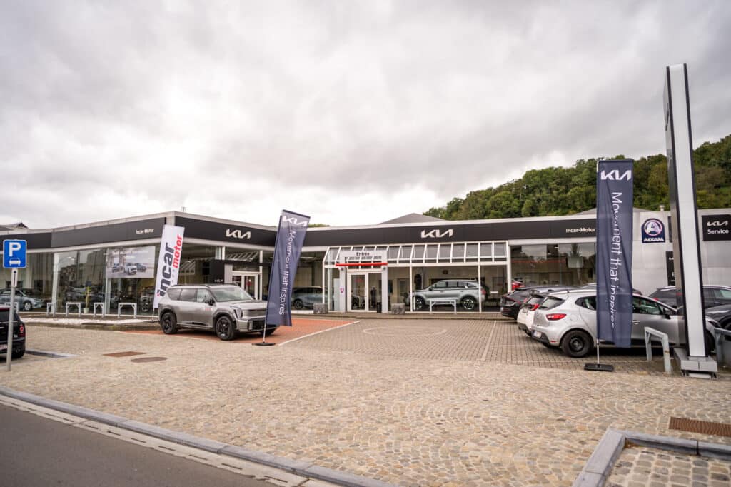 Showroom Kia à Liège chez Incar Motor avec les modèles Kia Niro et Kia X-Ceed exposés. Garage spécialisé en vente et entretien des véhicules Kia