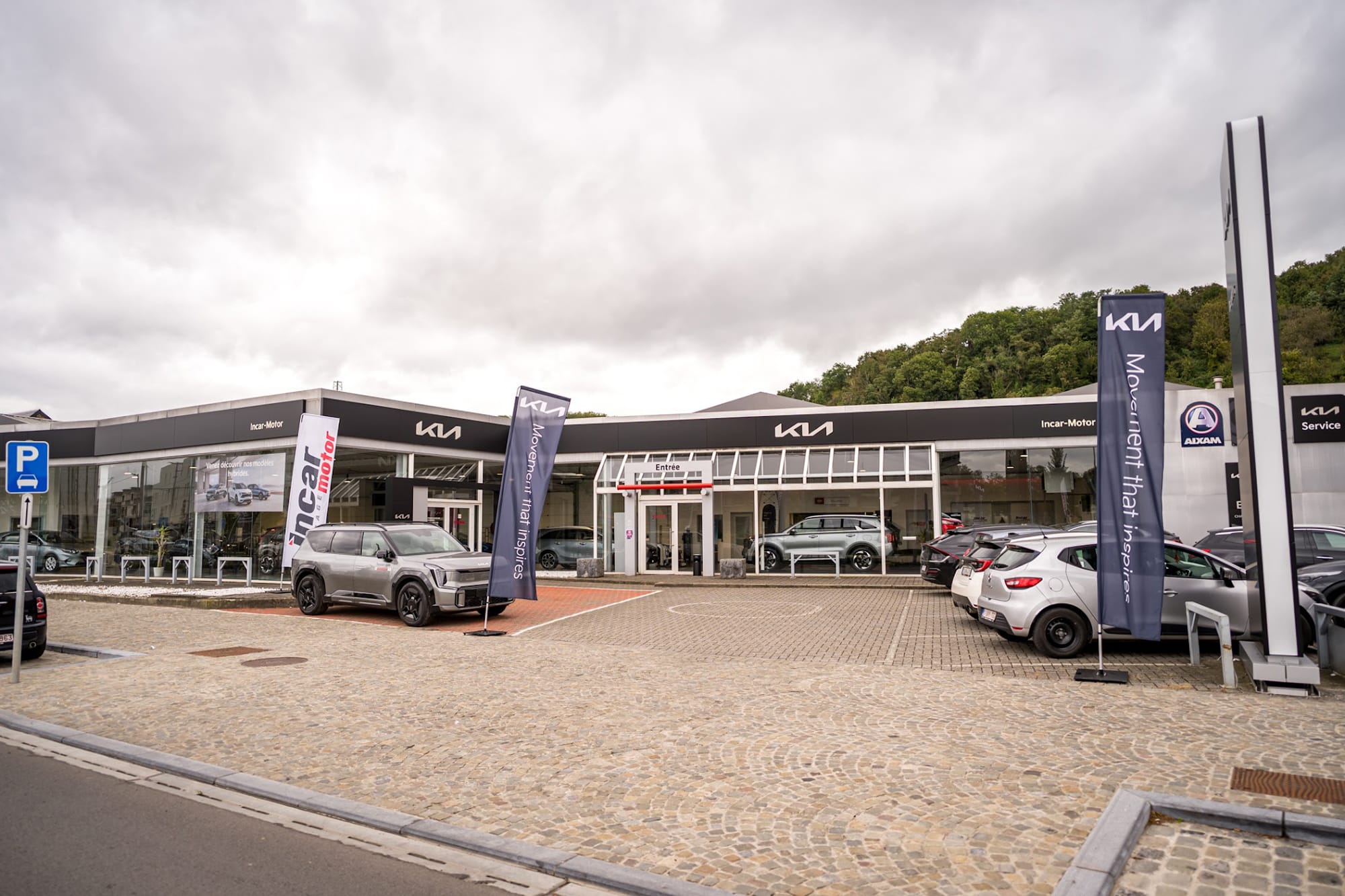 Showroom Kia à Liège chez Incar Motor avec les modèles Kia Niro et Kia X-Ceed exposés. Garage spécialisé en vente et entretien des véhicules Kia