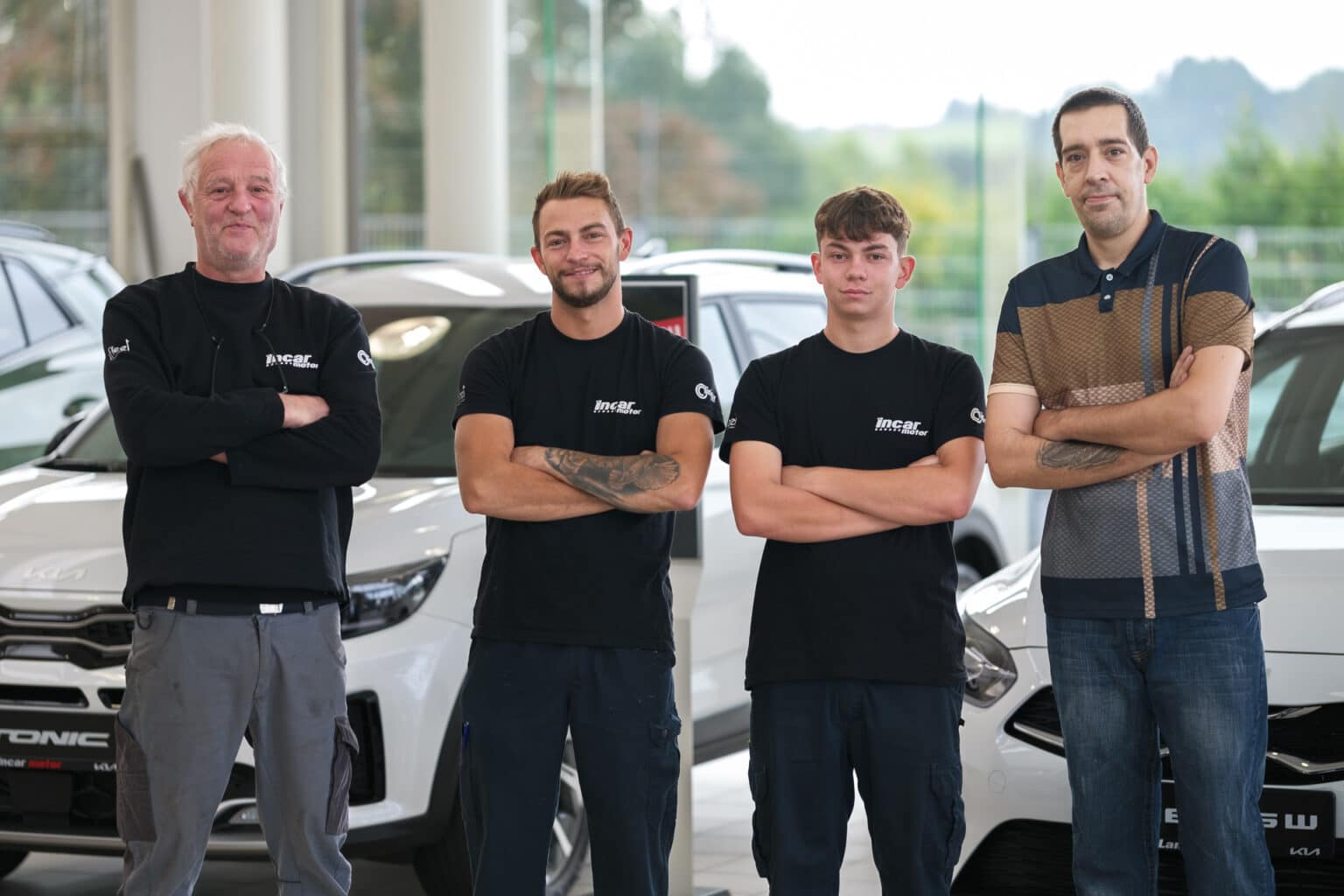 Équipe de techniciens du garage Incar Motor à Arlon réunie dans le showroom.