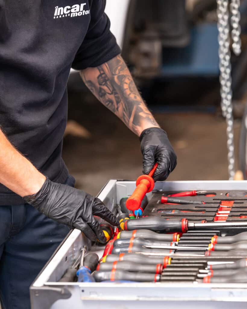Technicien du garage Incar Motor à Arlon utilisant ses outils.