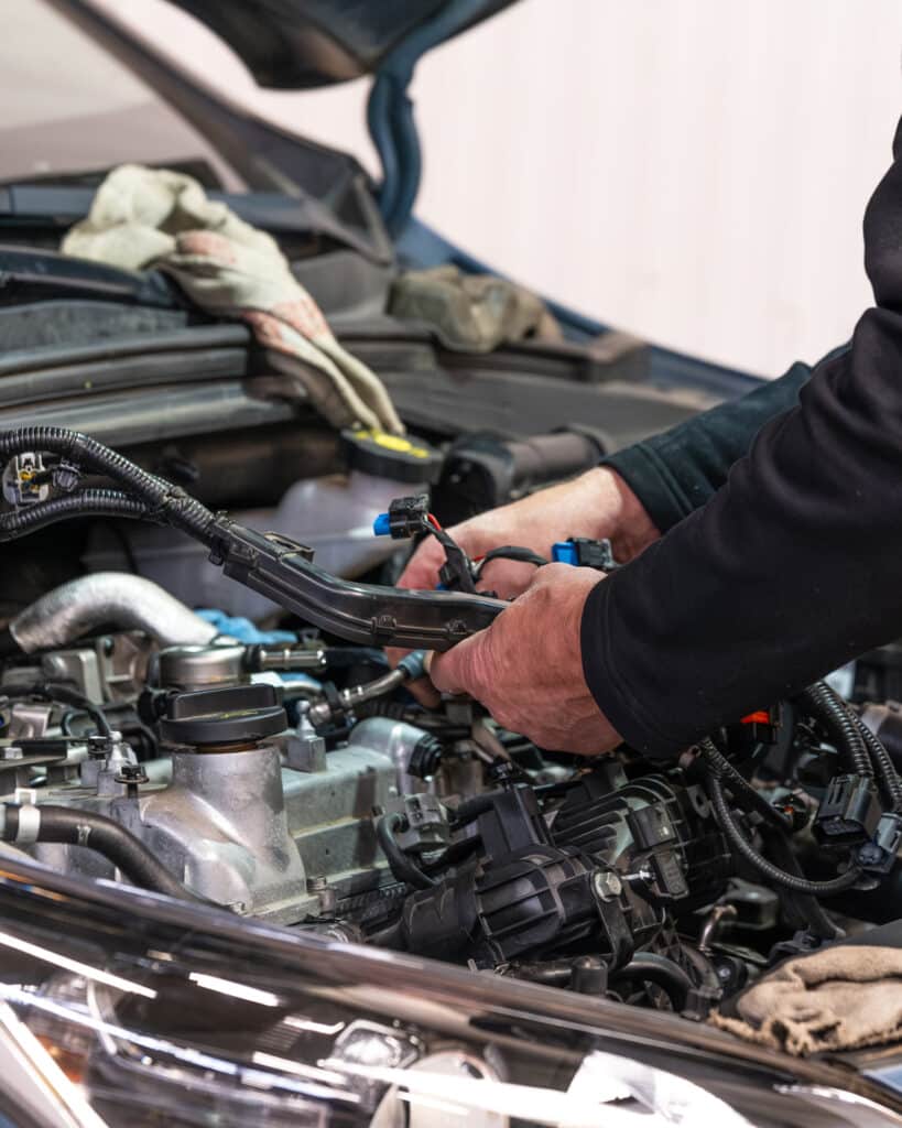 Réparation d'un moteur dans le garage Incar Motor à Arlon.