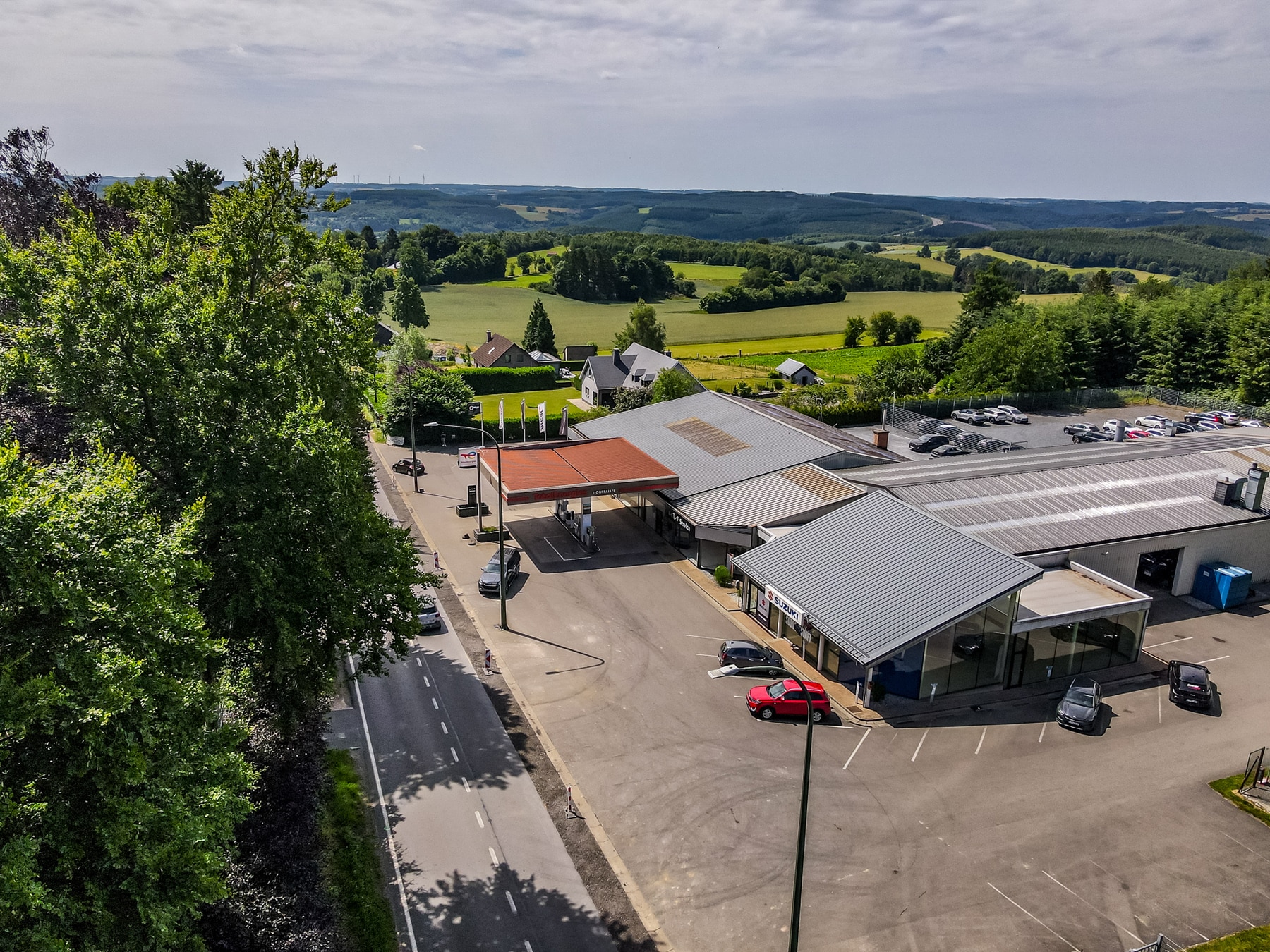 Vue du garage Incar Motor à Houffalize, spécialisé dans l'entretien, la réparation et les services automobiles complets.