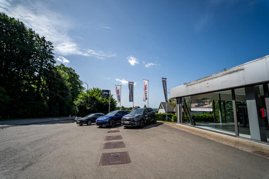 Façade du garage Incar Motor à Houffalize, concession Kia, Suzuki et Isuzu en province de Luxembourg