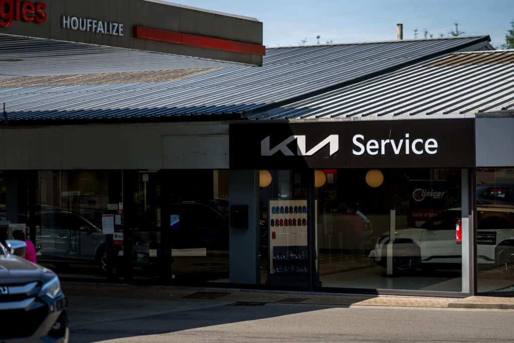 Façade du garage Incar Motor à Houffalize, concession Kia, Suzuki et Isuzu en province de Luxembourg