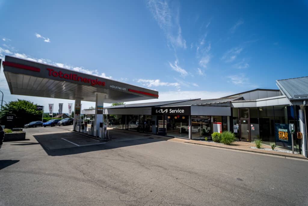 Vue du garage Incar Motor à Houffalize, spécialisé dans l'entretien, la réparation et les services automobiles complets.