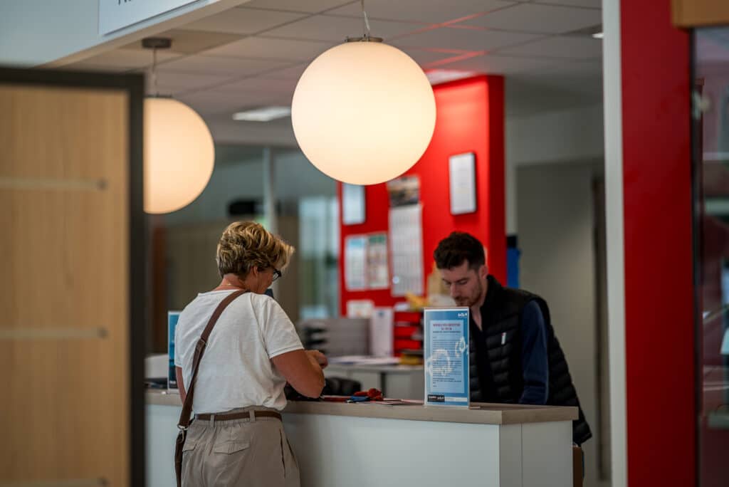 Accueil clients au garage Incar Motor Houffalize – service après-vente et conseils personnalisés