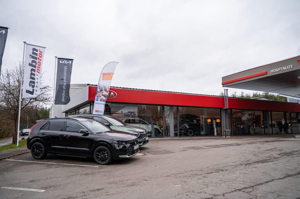 Showroom Kia à Houffalize chez Incar Motor avec les modèles Kia Niro et Kia X-Ceed exposés. Garage spécialisé en vente et entretien des véhicules Kia