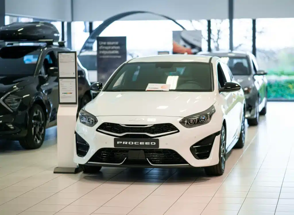 Kia ProCeed exposée dans le showroom du concessionnaire agréé Incar Motor à Houffalize