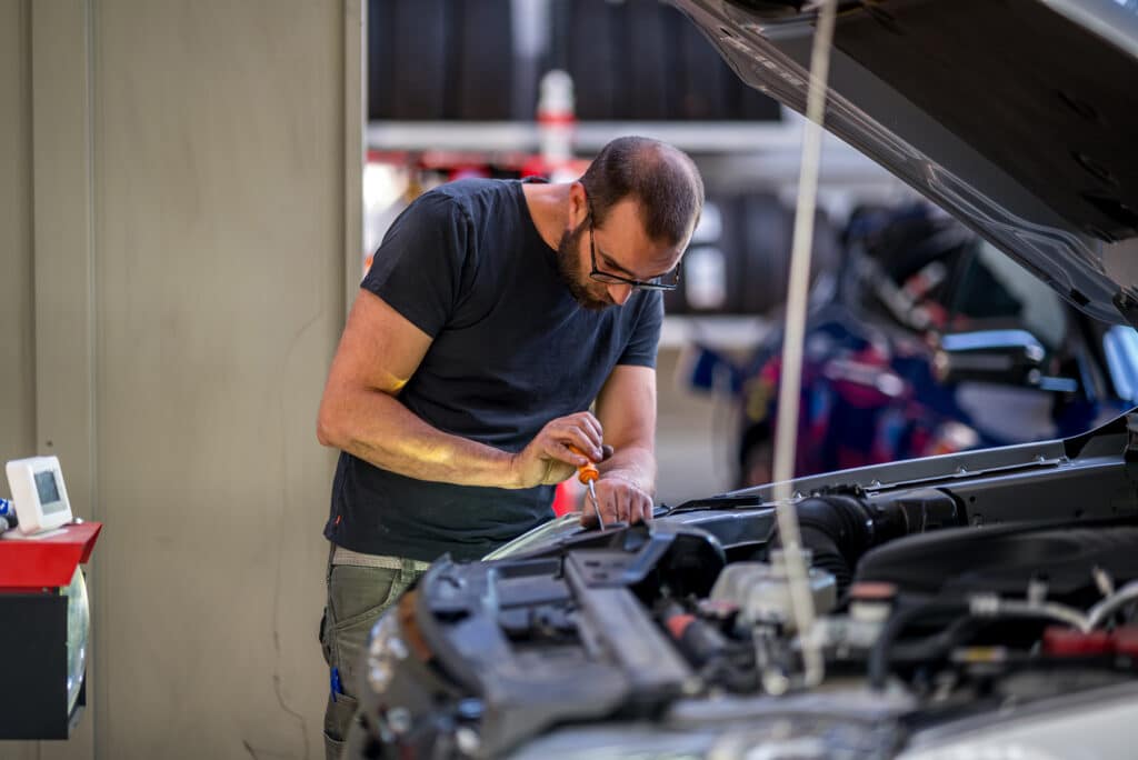 Carrossier monteur/demonteur dans le garage Kia Incar Motor de Houffalize.