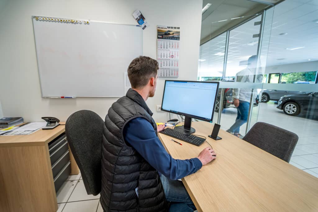 Un conseiller commercial du garage Incar Motor à Houffalize.