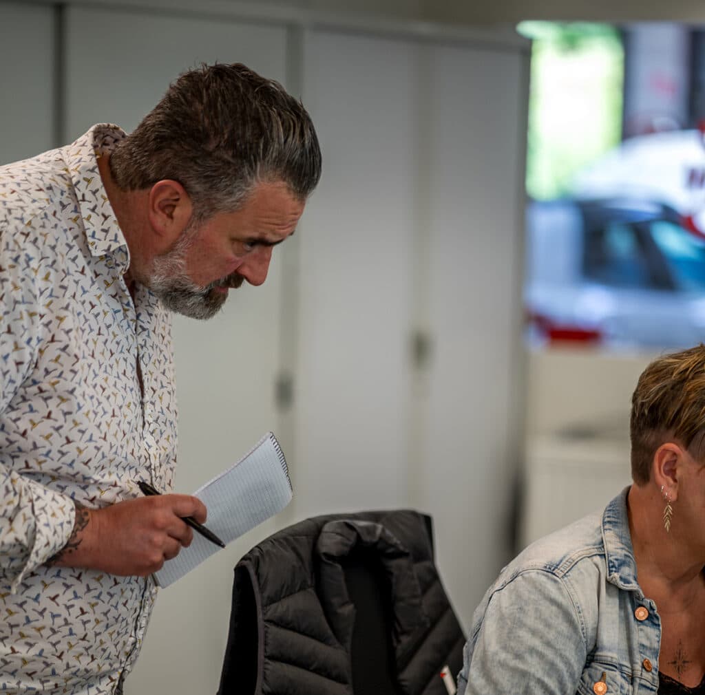 Un conseiller commercial du garage Incar Motor à Houffalize.