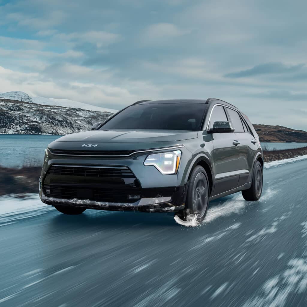 Sécurité de freinage en hiver – Kia sur route avec pneus neige