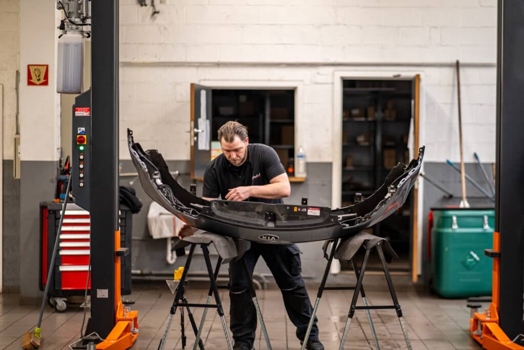 Atelier de carrosserie du garage Incar Motor à Angleur, spécialisé dans la réparation et la peinture de véhicules Kia.