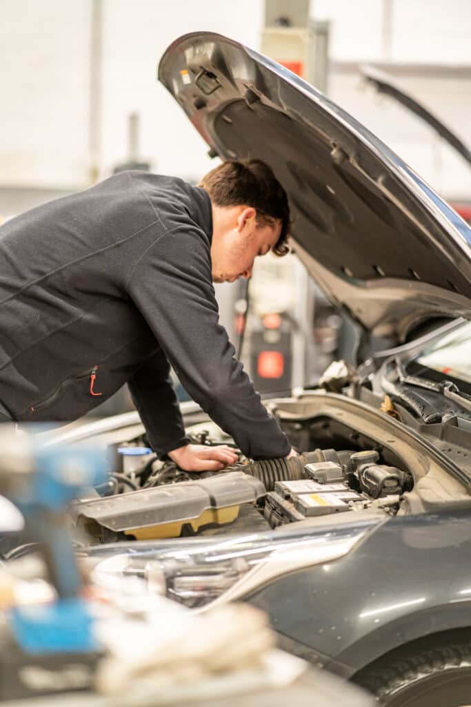 Service de réparation automobile au garage Incar Motor à Angleur, expert en diagnostic et réparations pour véhicules Kia.