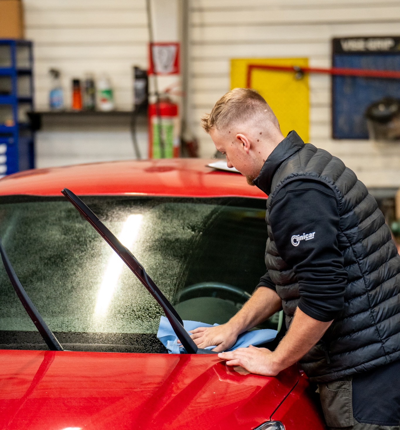 Ouvrier de chez Incar Motor préparant un véhicule pour le client.