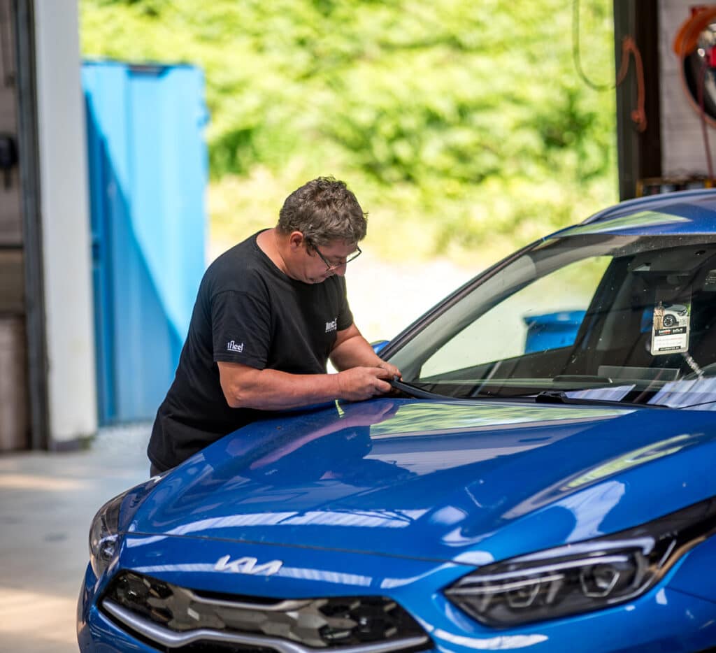 Ouvrier de chez Incar Motor préparant un véhicule pour le client.