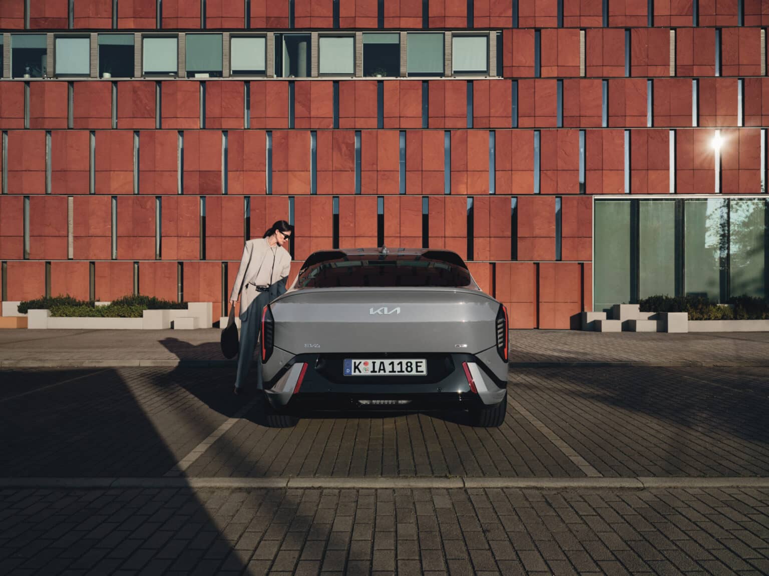Kia EV4 fastback. La voiture électrique qui redéfinit la mobilité urbaine, disponible dans les garages Incar Motor à Liège, Ans, Seraing, Arlon, et Houffalize. Concessionnaire agréé Kia.