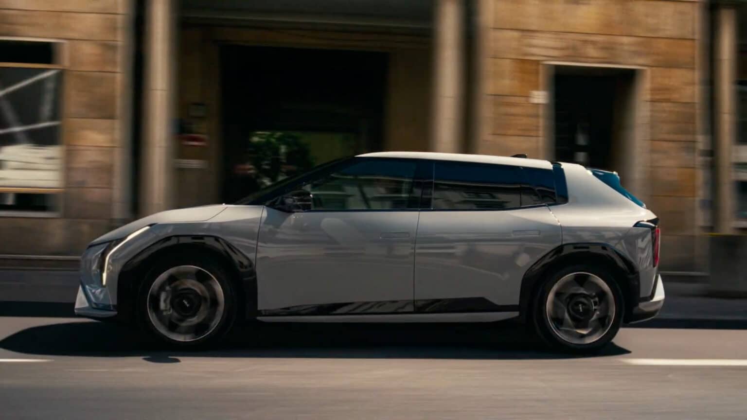 Kia EV4 100% électrique dans un décor moderne, recharge rapide . Profitez d'une liberté de voyage sans compromis avec la technologie de recharge avancée.