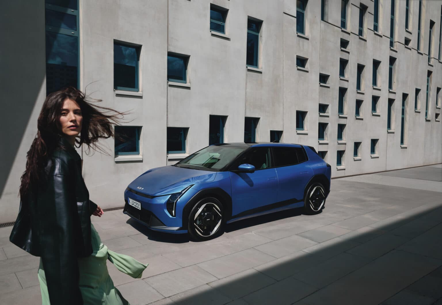 Kia EV4 100% électrique dans un décor moderne, recharge rapide . Profitez d'une liberté de voyage sans compromis avec la technologie de recharge avancée.