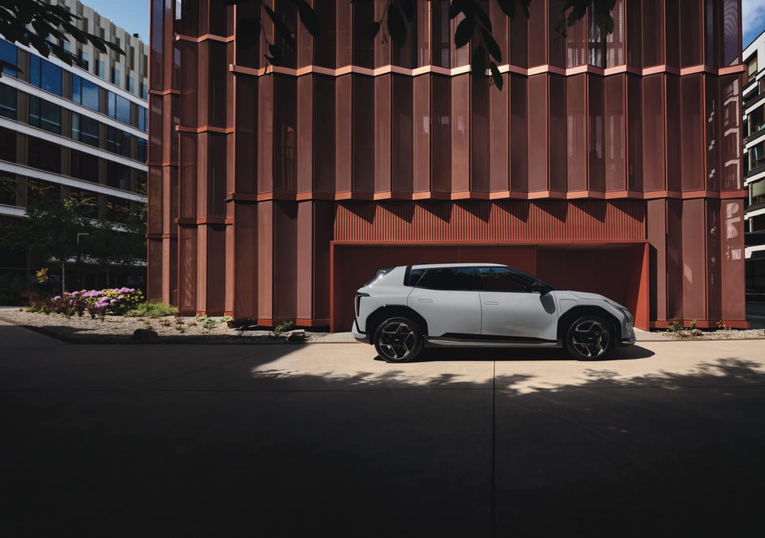Kia EV4 100% électrique dans un décor moderne, recharge rapide . Profitez d'une liberté de voyage sans compromis avec la technologie de recharge avancée.