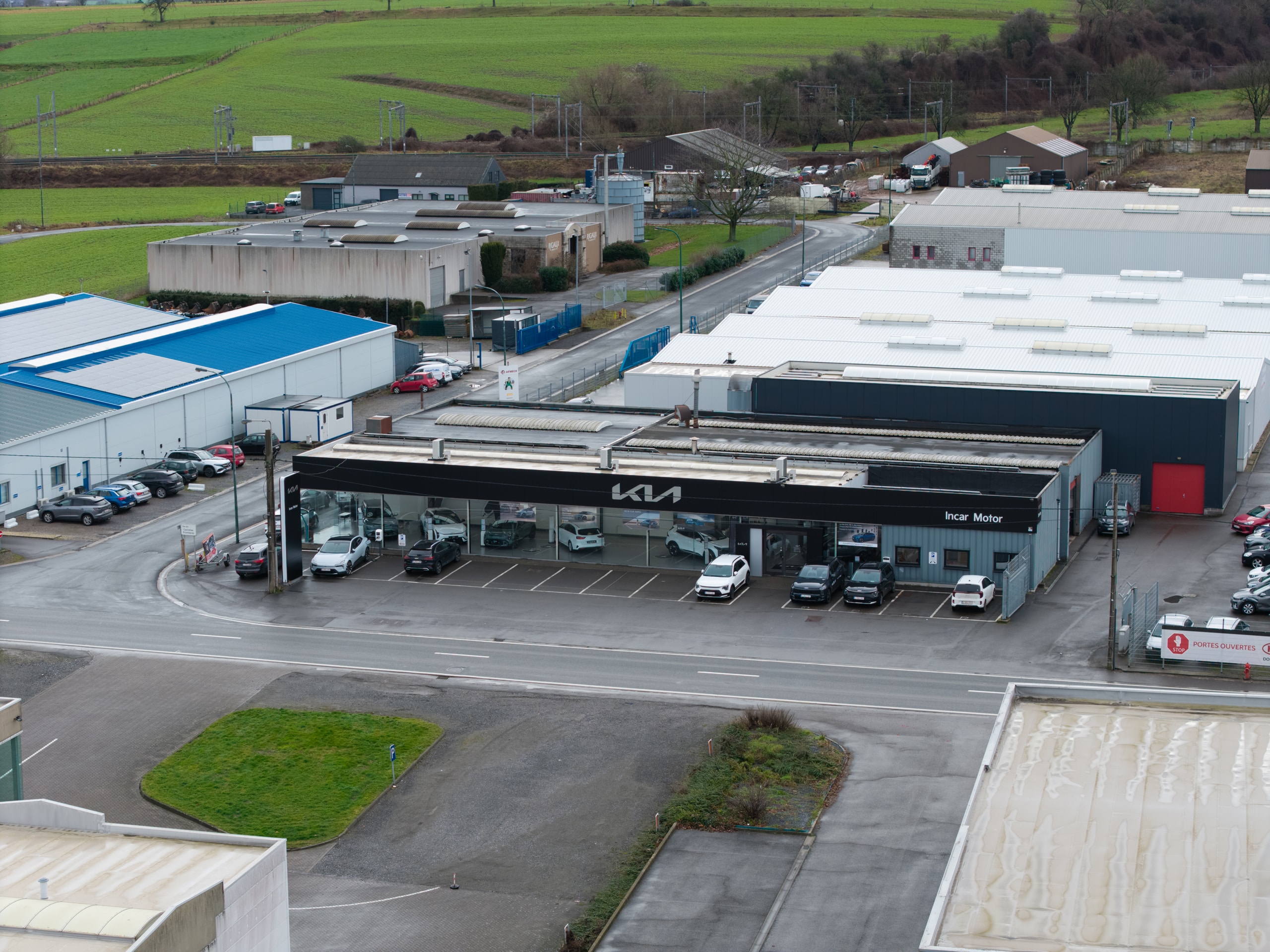 Showroom Kia à Visé chez Incar Motor avec les modèles Kia Niro et Kia X-Ceed exposés. Garage spécialisé en vente et entretien des véhicules Kia