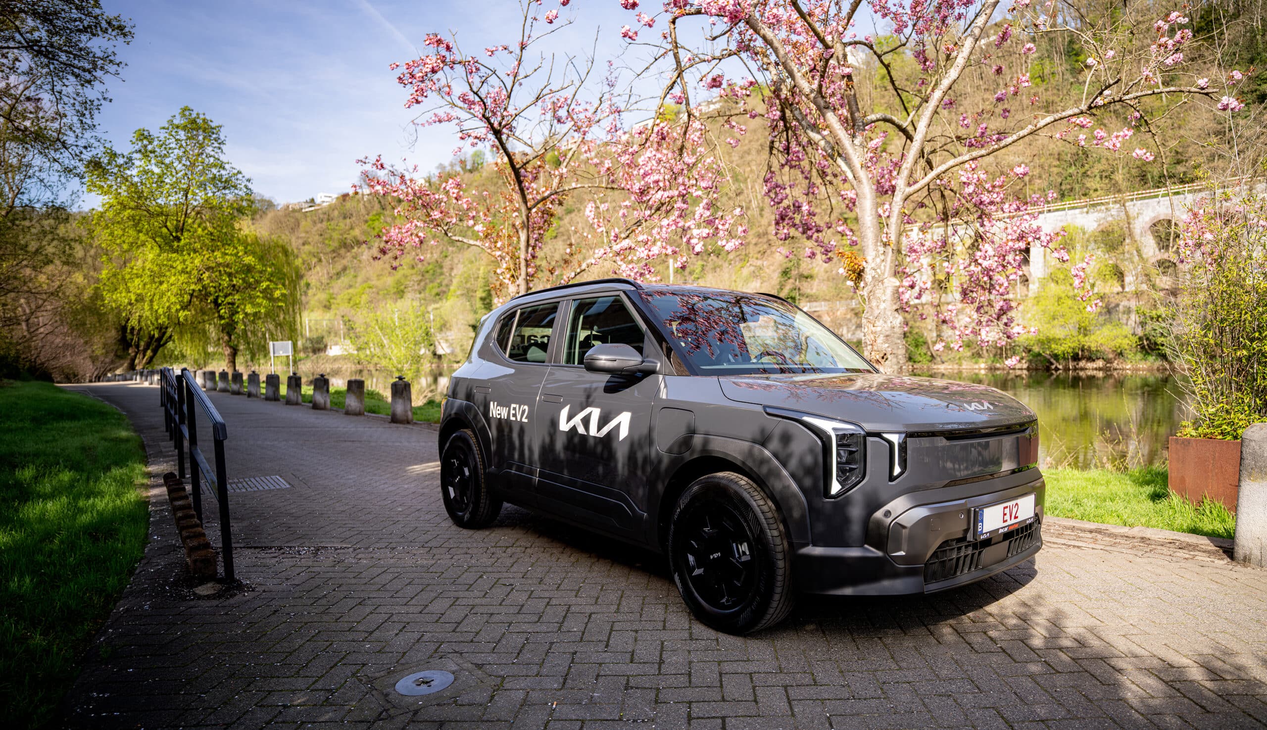 Kia EV2 en démonstration en environnement urbain. Modèle disponible chez Incar Motor